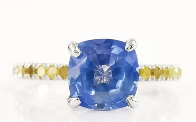 1.37 ct blue sapphire & 0.20 ct fancy intense yellow diamonds designer ring - 14 kt. White gold - Ring Sapphire - Diamonds, AIG Certified No Reserve