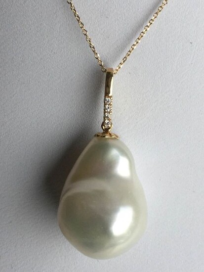 18 kt. Gold, South sea pearl, 20.2x13.7mm - Necklace with pendant - Diamonds