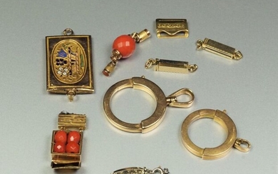 18K (750/oo) yellow gold set including 9 clasps, two of...