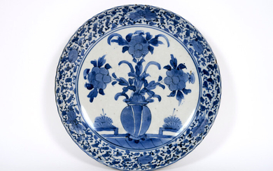 18th century Chinese round bowl with serrated edge in porcelain with blue-white decor with flowers - diameter : 27 cm ||18th Cent. Chinese round dish in porcelain with blue-white decor with flowers