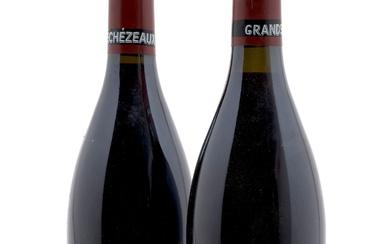 2 bouteilles GRANDS ECHEZEAUX 1997 Grand Cru. Domaine de la Romanée Conti (étiquettes tachées, abimées par l'humidité)
