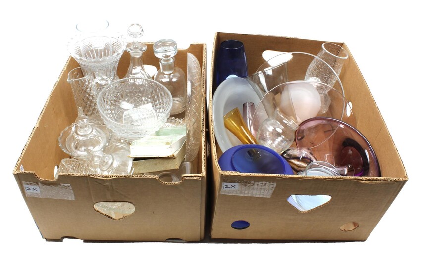(-), 2 boxes with various crystal and glass...