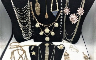 21 Assorted Vintage and Costume Jewelry Necklaces