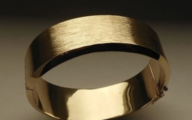 585 bracelet diameter 5.9cm and width 2 cm