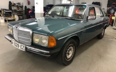 Mercedes-Benz - 230 E (W123) - 1982