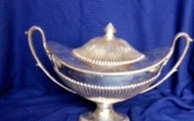 Centerpiece, Elegant nav-shaped centerpiece with lid - .800 silver - Italy - First half 20th century