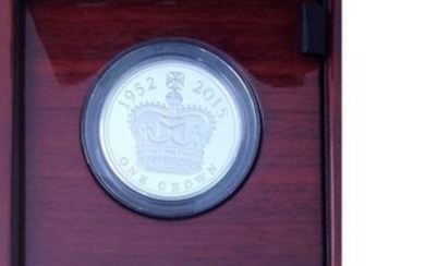 £5 Platinum Proof Piedfort Coin 2015 comm The Longest Reigning Monarch in Royal Mint original presentation box. In 2015...