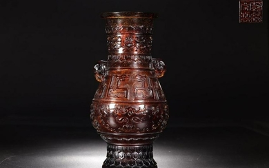 AN AGATE VASE WITH ELEPHANT HANDLERS