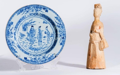 Arte Cinese A porcelain blue and white dish and a Tang