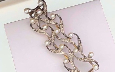 750/°° et 800/°° Gold and silver - Brooch XIX - 14 pearls and 60 pieces of diamonds