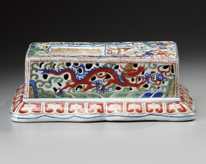 A Chinese wucai porcelain inktstone holder