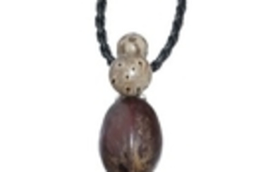 Gilbert Albert, collier noix et fruits à coque argent 925 serti de trois perles de culture grises rehaussées de deux billes de bois pétrifié