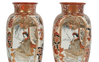 A - 107 Japon Paire de vases en porcelaine polychrome à riche décor