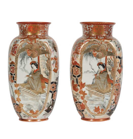 A - 107 Japon Paire de vases en porcelaine polychrome à riche décor