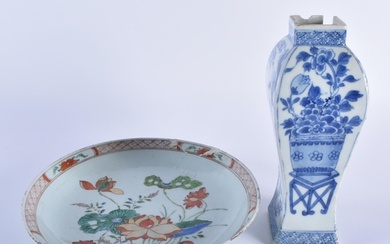 A 17TH CENTURY CHINESE BLUE AND WHITE PORCELAIN VASE Kangxi,...