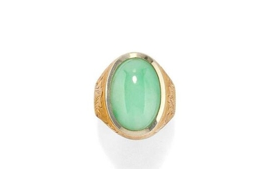 A 18K yellow gold and jade ring
