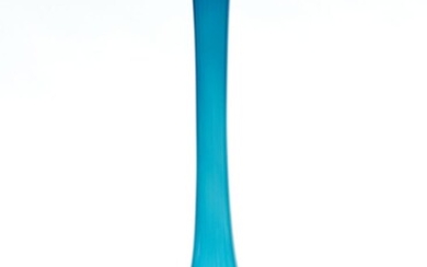 A 1960S SWEDISH BLUE ART GLASS LONG NECKED BOTTLE VASE, 50 CM HIGH