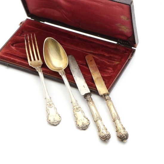 A 19th century French gilt silver travel cutlery set. In beloning leather case. L. 18.5–19 cm.