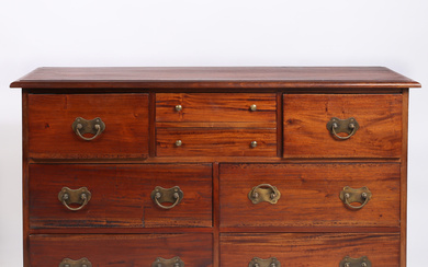A 20TH CENTURY HARDWOOD CHEST OF DRAWERS.