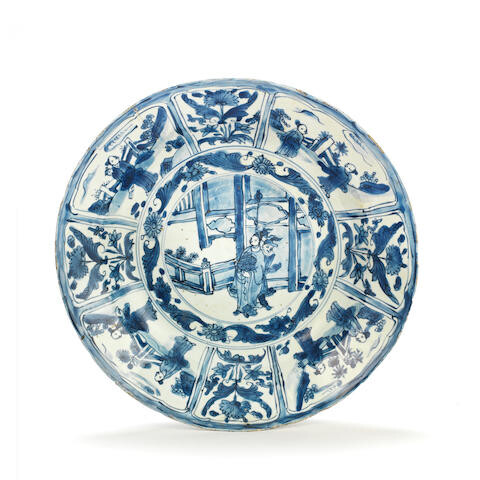 A BLUE AND WHITE 'KRAAK' FIGURAL CHARGER