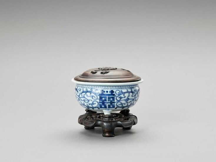 A BLUE AND WHITE PORCELAIN TRIPOD CENSER WITH BASE