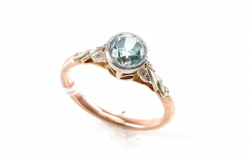 A BLUE ZIRCON (ESTIMATED 0.80CTS) RING IN TWO TONE 9CT GOLD, SIZE J