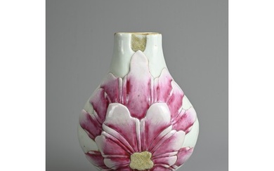 A CHINESE FAMILLE ROSE PORCELAIN VASE, 19/20TH CENTURY. Mode...