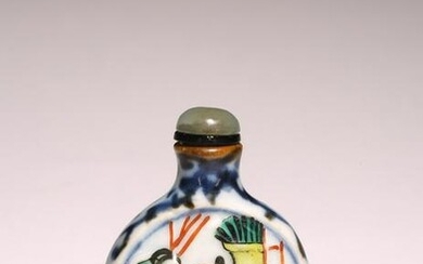 A CHINESE FAMILLE VERTE EROTIC FIGURES SNUFF BOTTLE