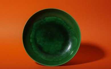 A CHINESE GREEN-GLAZED DISH. Qing Dynasty. Decorated with a vivid green glaze, the underside white with a six character Qianlong seal mark, 19.2cm diameter. 清 綠釉盤，青花「大清乾隆年製」楷書款