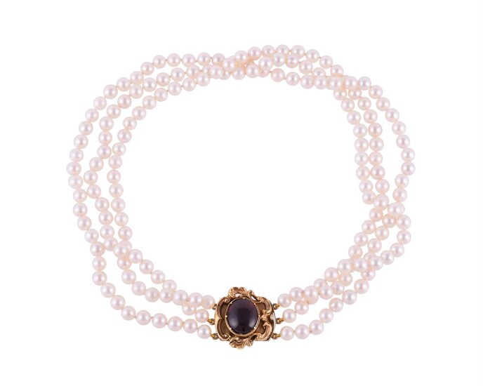 A CULTURED PEARL AND GARNET NECKLACE