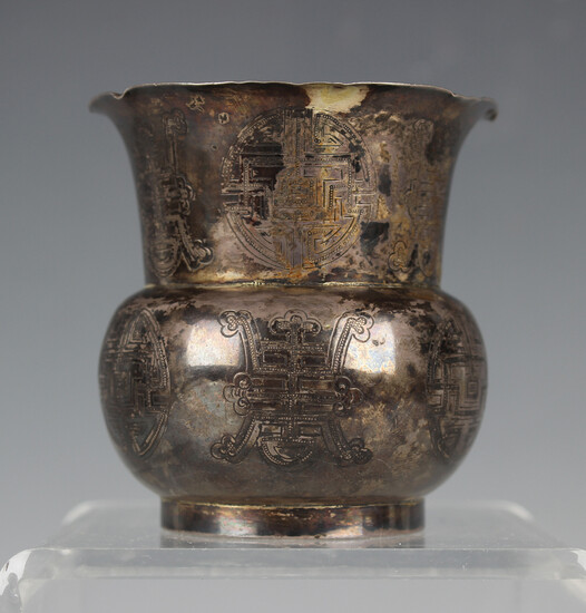 A Chinese export silver beaker/spittoon, late Qing dynasty, the globular body and flared neck engrav