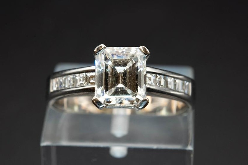 A DIAMOND AND WHITE GOLD RING, the rectangular cut