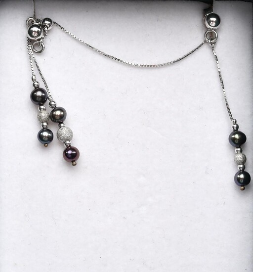 A FRESHWATER PEARL EARRING AND NECKLACE SUITE IN STERLING SILVER