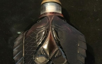 A GLASS SNUFF BOTTLE CARVED WITH FISH