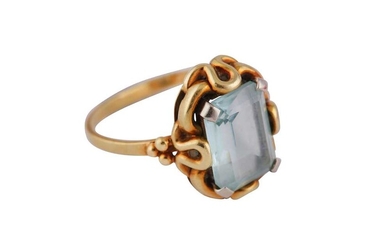 A GOLD AND BLUE STONE RING