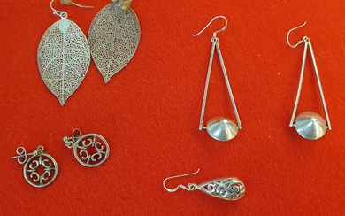 A GROUP OF SILVER JEWELLERY