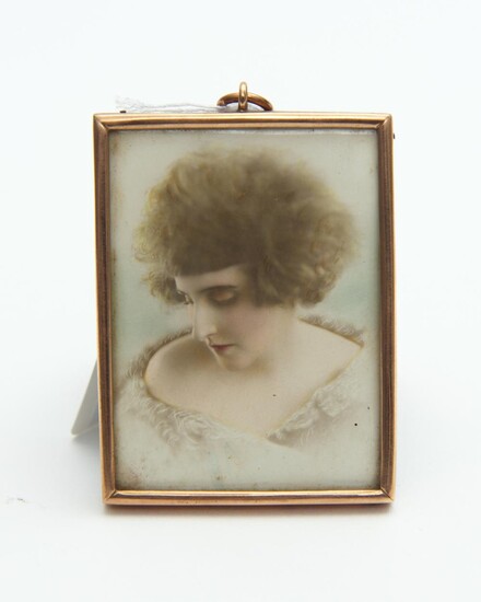 A HAND COLOURED PHOTOGRAPH IN 9CT GOLD HARDY BROS FRAME, CIRCA 1930S, 6.5 X 5 CM, LEONARD JOEL LOCAL DELIVERY SIZE: SMALL