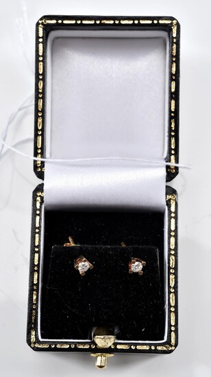 A PAIR OF DIAMOND STUD EARRINGS TOTALLING 0.14CTS, IN 18CT GOLD, BOXED