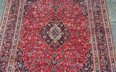 A PERSIAN KASHAN HAND KNOTTED WOOL CARPET
