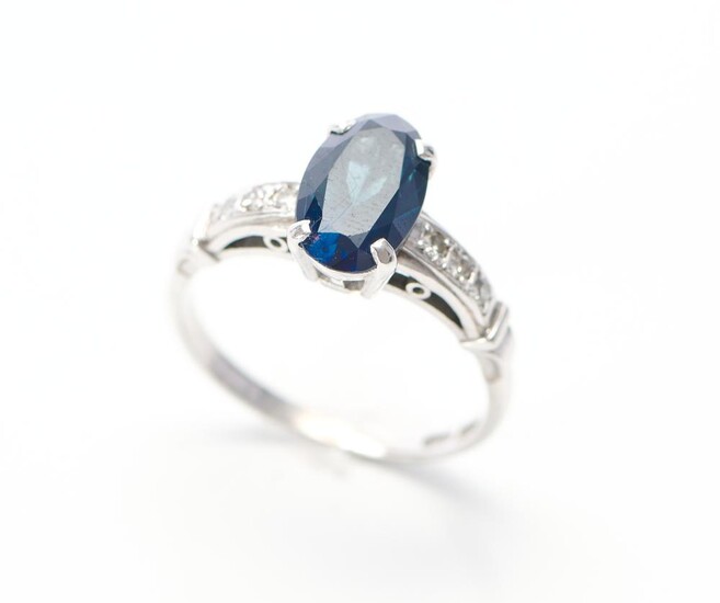 A SAPPHIRE AND DIAMOND RING IN 18CT WHITE GOLD, THE OVAL CUT BLUE SAPPHIRE WEIGHING 2.98CTS AND DIAMONDS TOTALLING 0.10CTS, SIZE P,...