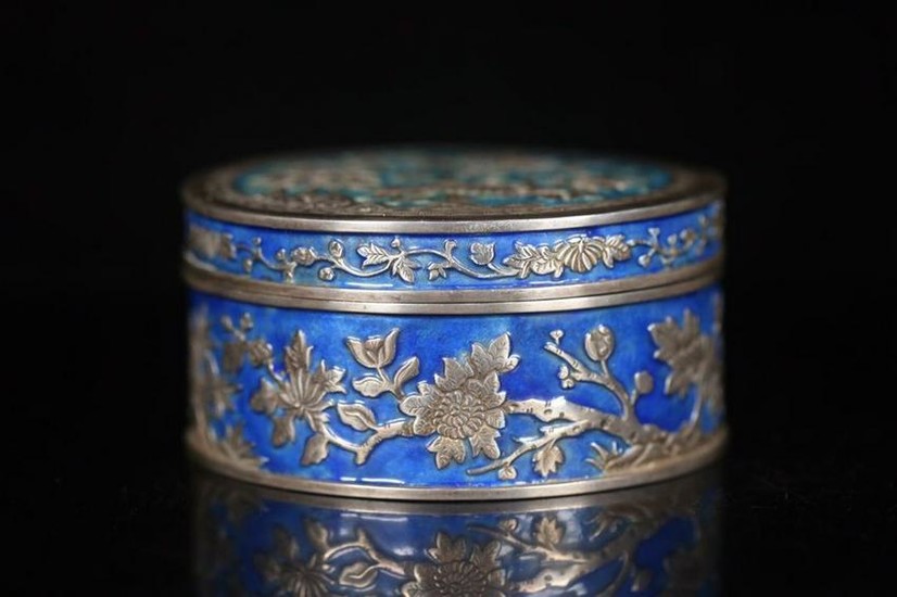A SILVER CASTED FLOWER PATTERN BOX