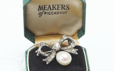 A VINTAGE PASTE AND CULTURED PEARL BOW BROOCH IN STERLING SILVER, 22x20MM