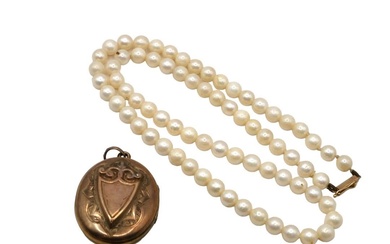 A VINTAGE SINGLE STRAND PEARL NECKLACE, HAVING YELLOW METAL...