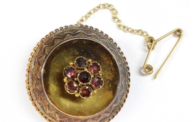 A Victorian gold garnet brooch