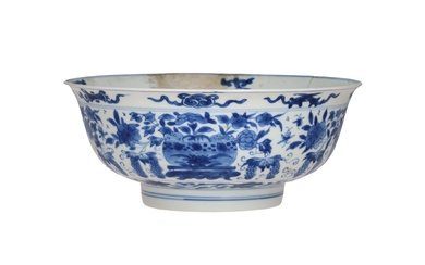 A blue and white porcelain bowl, decorated with fruit baskets and grape vines. Inside two dragons. Marked with 6-character mark. China, Kangxi. H. 8.5 cm. Diam. 20 cm.