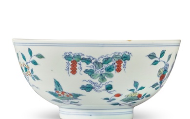 A doucai 'fruits' bowl, Qing dynasty, Kangxi / Yongzheng period | 清康熙 / 雍正 鬥彩花果紋盌