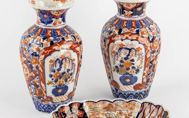A pair of vases and a bowl, Japanese Imari porcelain. (H:25 x D:14 cm)