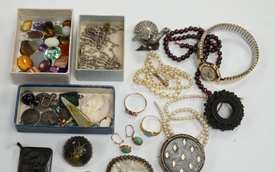 A quantity of assorted jewellery, including garner bead neck...