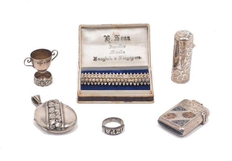 A small quantity of Victorian and later silver oddments and jewellery comprising: a Victorian silver scent bottle, Birmingham, c.1890, possibly Hayes Brothers (maker's mark rubbed), of cylindrical form with hinged lid and glass stopper, the body...