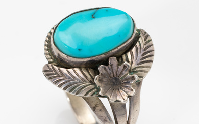 A vintage Navaho sterling silver ring C: 1970's, the split...